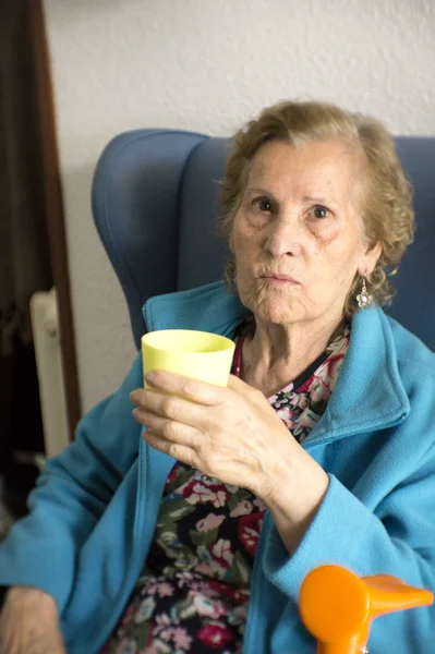 Older Woman Drinking Water Glass Hydrate — Stock Photo, Image