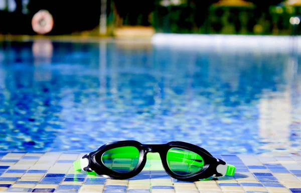 Bicchieri Tuffarsi Sul Bordo Una Piscina Estiva Nessuna Gente — Foto Stock