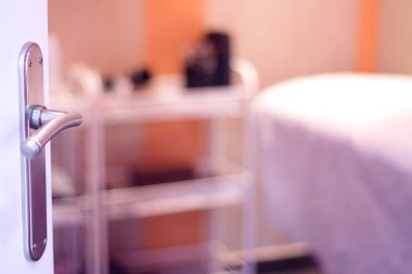 Kozmetik sedye ve yüz ve makyaj temizleme aksesuarları ile dolap