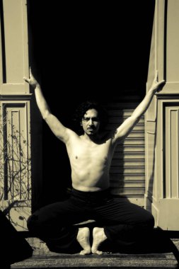 Latin erkek dansçı dans figürleri ile poz. Kentsel arka plan