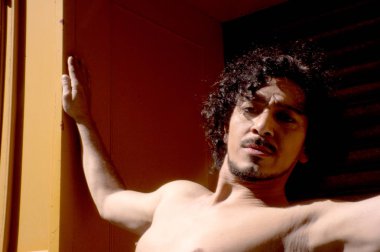 Latin erkek dansçı dans figürleri ile poz. Kentsel arka plan