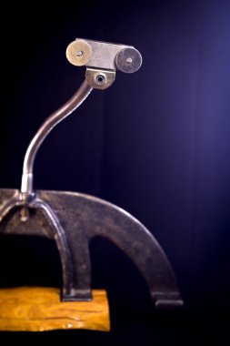 Geri dönüşümlü malzemeden Modern heykel. Benzer insan duyguları ve hareketleri.