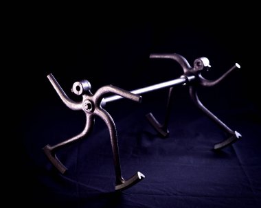 Geri dönüşümlü malzemeden Modern heykel. Benzer insan duyguları ve hareketleri.