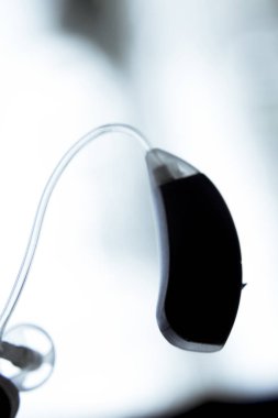 Sağır insanlar için işitme cihazı. Hiçbir insan