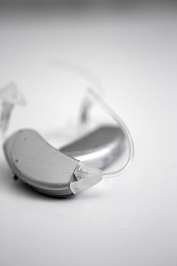 Sağır insanlar için işitme cihazı. Hiçbir insan