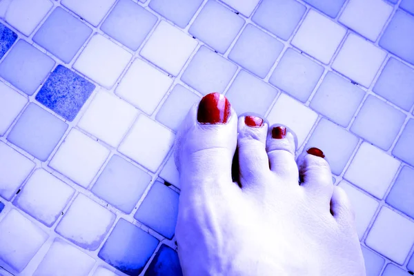 Bare Feet Woman Nails Painted Red Pool Background — Stock Photo, Image