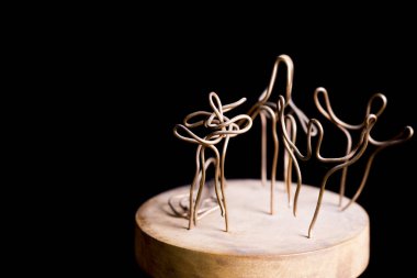 Geri dönüşümlü malzemeden Modern heykel. Benzer insan duyguları ve hareketleri.