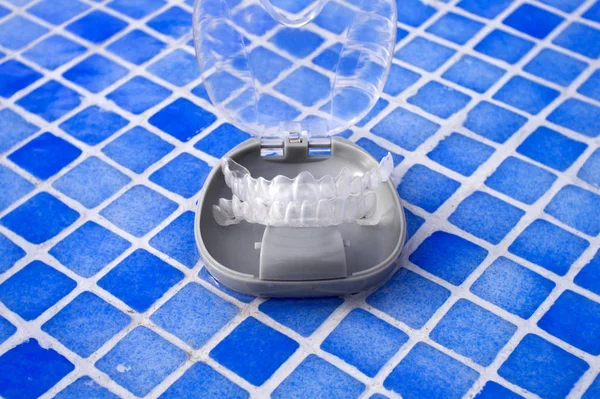 Прозрачная Стоматологическая Ортодонтия Защитной Коробке Людей — стоковое фото