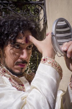 Adam sokakta bollywood için makyaj koyarak