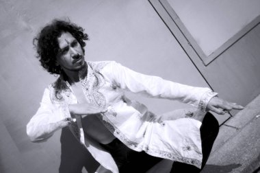 Bollywood dansçı adam kentsel arka plan