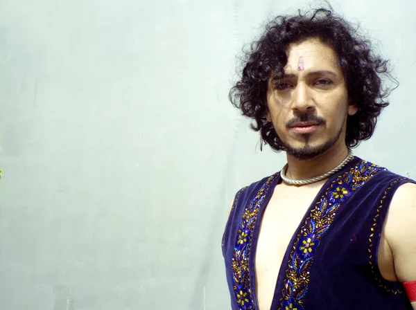 Bollywood dansçı adam kentsel arka plan