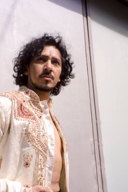 Bollywood dansçı adam kentsel arka plan