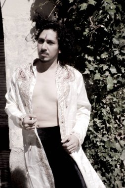 Bollywood dansçı adam kentsel arka plan