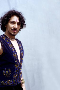 Bollywood dansçı adam kentsel arka plan