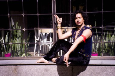 Bollywood dansçı adam kentsel arka plan