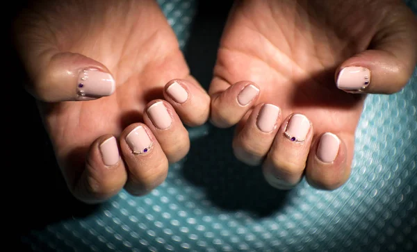 Mãos Femininas Mostrando Manicure Bege Semi Permanente — Fotografia de Stock