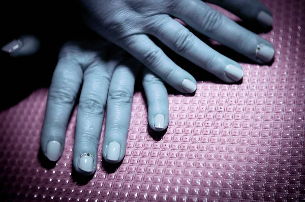 Mãos Femininas Mostrando Manicure Bege Semi Permanente — Fotografia de Stock