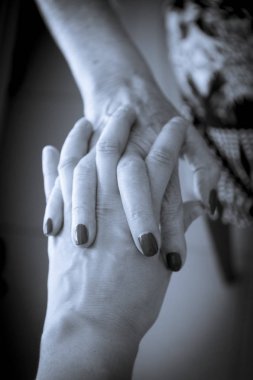 Yaşlı kadın ve yaşlı bakıcı eller