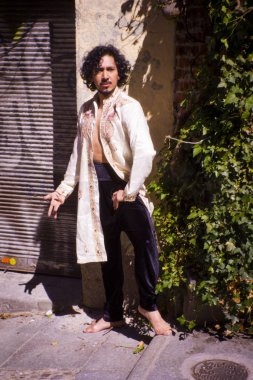 Bollywood dansçı adam kentsel arka plan