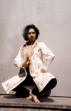 Bollywood dansçı adam kentsel arka plan