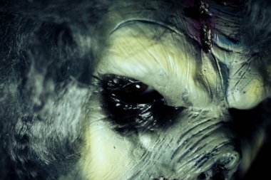 Yaşayan ölüler görünümünü kişiyle. Depresyon, karanlık, bağımlılık hissi.