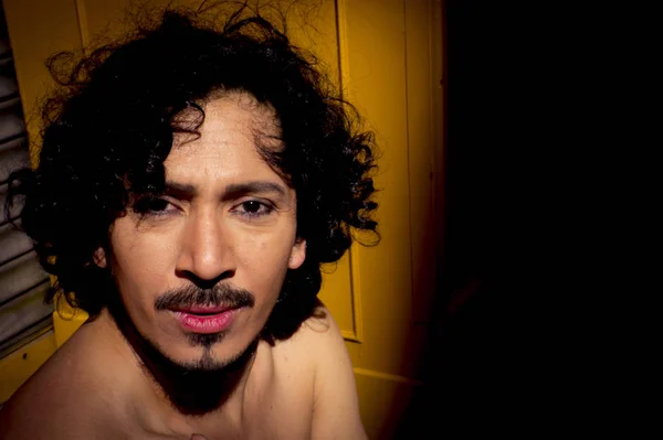 Porträt Eines Lateinischen Mannes Mit Bart Und Lockigem Schwarzem Haar — Stockfoto