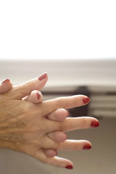 Mãos Mulher Idosa Cuidador Idoso — Fotografia de Stock