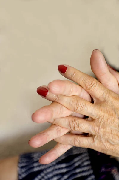 Mãos Mulher Idosa Cuidador Idoso — Fotografia de Stock
