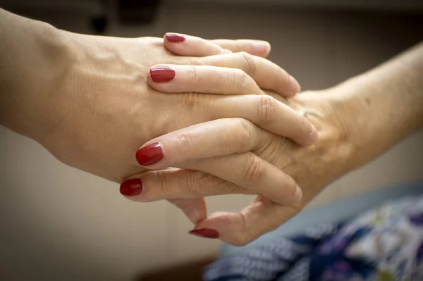 Χέρια Των Παλαιών Γυναίκα Και Ηλικιωμένους Φροντιστή — Φωτογραφία Αρχείου