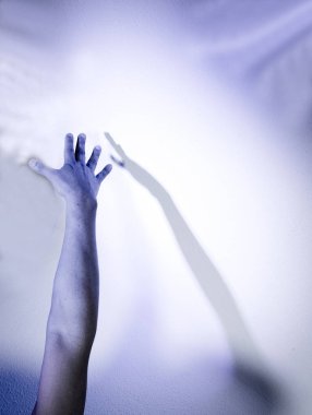 Renk, gölge ile kol genişletilmiş yalnızlık hissediyor