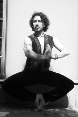 Bollywood dansçı adam kentsel arka plan