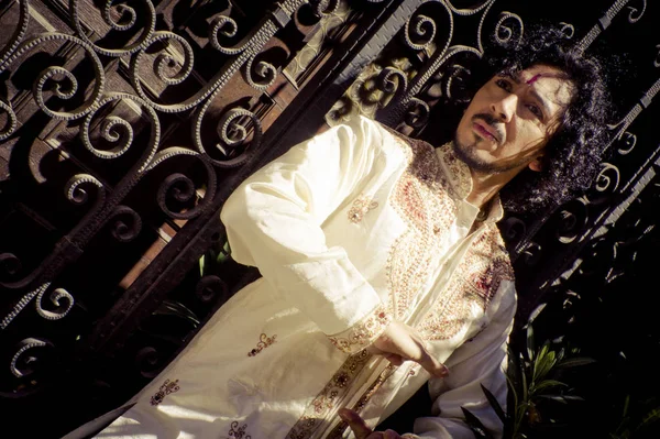 Bollywood dansçı adam kentsel arka plan