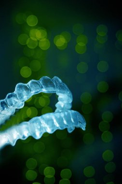 Takma diş hizalama hizmetli tutan kadın el