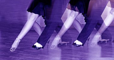 Lindy hop parlak altın dans dansçılar birkaç ve siyah ve beyaz ayakkabı