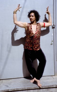 Bollywood dansçı sakal ve siyah kıvırcık saç