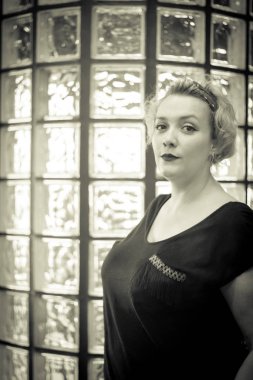 Kısa saç ve pinup tarzı ile sarışın kadın portresi