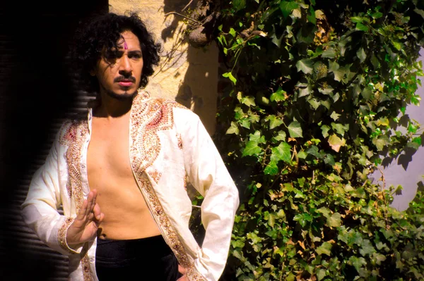 Bollywood dansçı sakal ve siyah kıvırcık saç