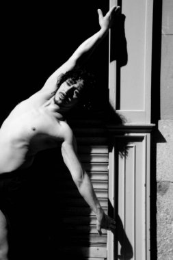 Latin erkek dansçı dans figürleri ile poz