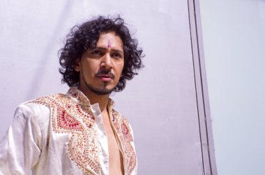 Bollywood dansçı sakal ve siyah kıvırcık saç