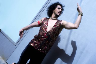 Bollywood dansçı sakal ve siyah kıvırcık saç