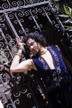 Bollywood dansçı sakal ve siyah kıvırcık saç