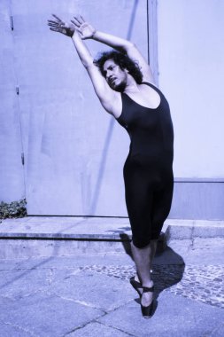 Siyah tek parça streç giysi ve bale ipuçları ile dansçı