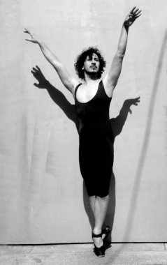 Siyah tek parça streç giysi ve bale ipuçları ile dansçı