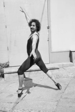 Siyah tek parça streç giysi ve bale ipuçları ile dansçı