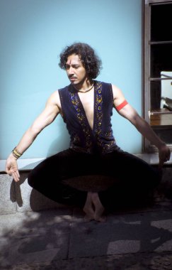 Bollywood dansçı sakal ve siyah kıvırcık saç