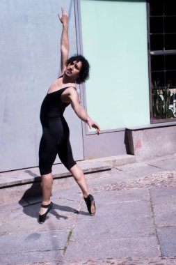 Siyah tek parça streç giysi ve bale ipuçları ile dansçı