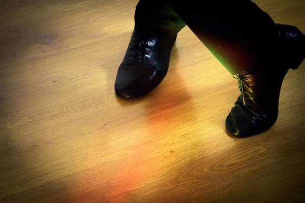 Pies bailarina bailando salsa — Foto de Stock