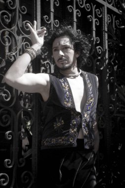 Bollywood dansçı sakal ve siyah kıvırcık saç