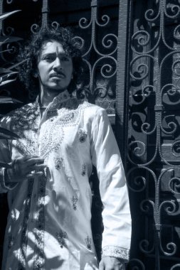 Bollywood dansçı sakal ve siyah kıvırcık saç