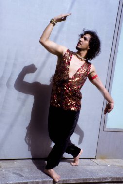 Bollywood dansçı sakal ve siyah kıvırcık saç